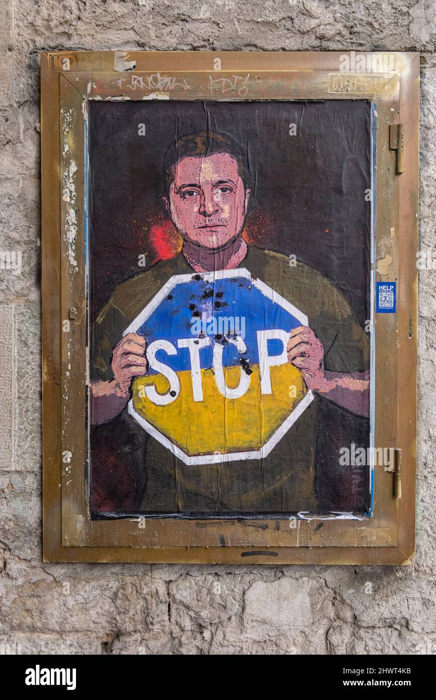 Barcellona, Spagna. 07th Mar 2022. Una rappresentazione grafica del presidente ucraino Volodymyr Zelensky che chiede la fine dell'invasione russa è vista in Plaza de Sant Jaume.l'artista italiano TvBoy residente a Barcellona pone una rappresentazione collage del presidente ucraino Volodímir Zelensky che chiede la fine dell'occupazione russa in uno di Gli accessi a Plaza Sant Jaume. Credit: SOPA Images Limited/Alamy Live News Foto Stock