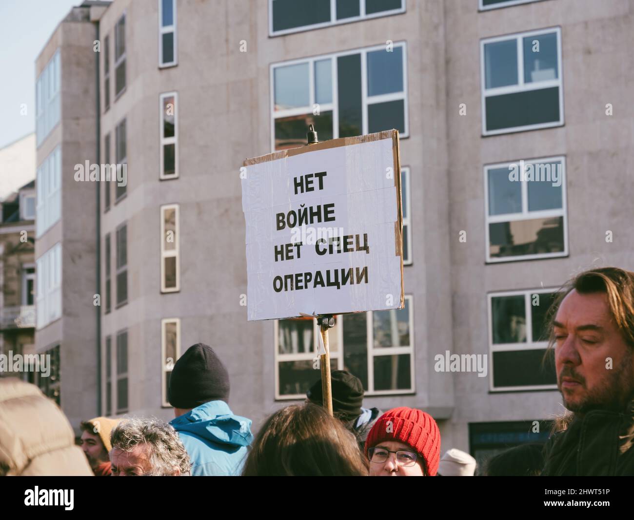 Strasburgo, Francia - 6 marzo 2022: No a operazioni militari speciali e a placard di guerra come centinaia di manifestanti riuniti di fronte al Consolato russo in solidarietà con gli ucraini e contro la guerra dopo l'invasione russa Foto Stock