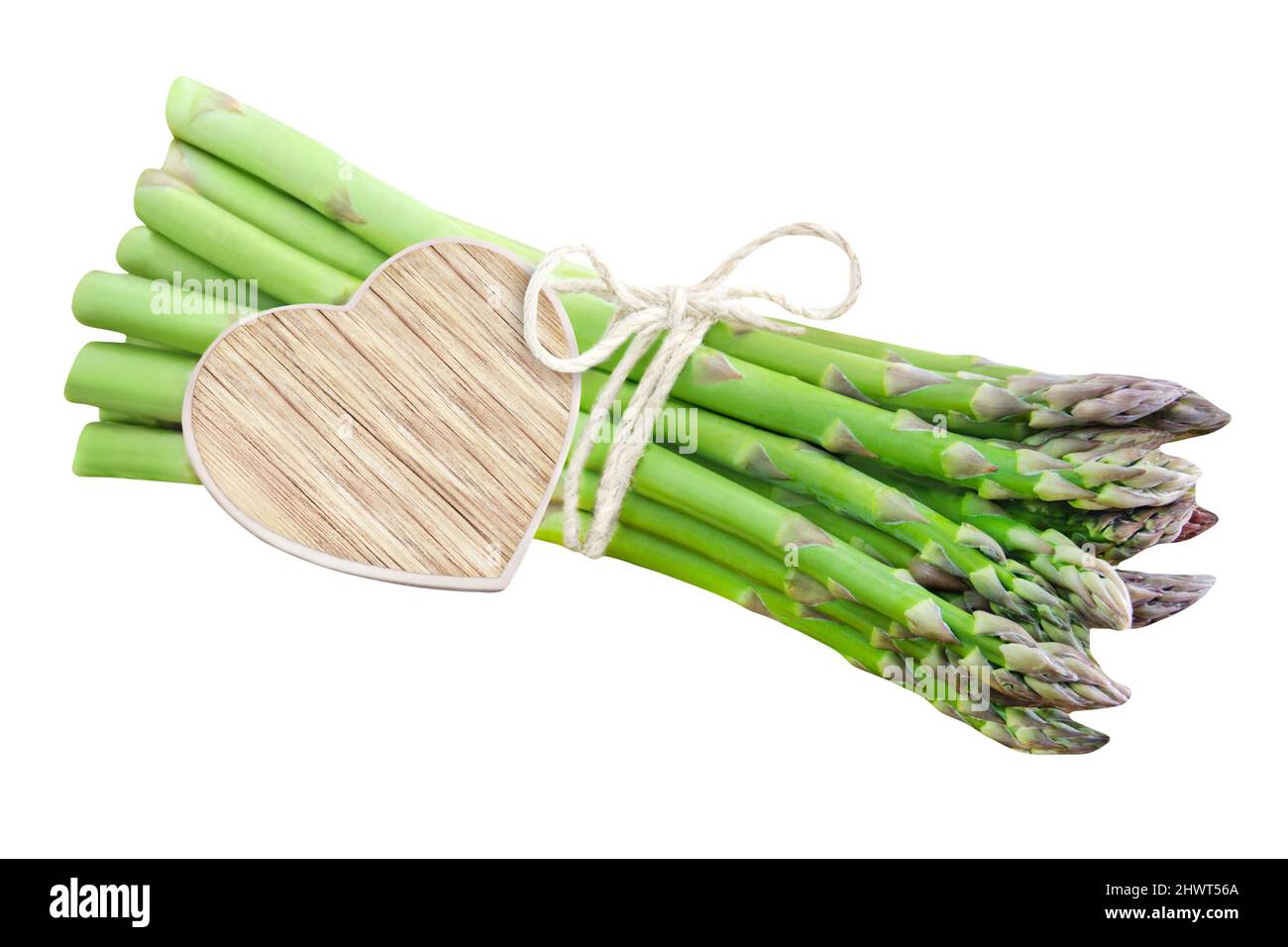 Asparagi verdi freschi con cuore di legno isolato su sfondo bianco Foto Stock