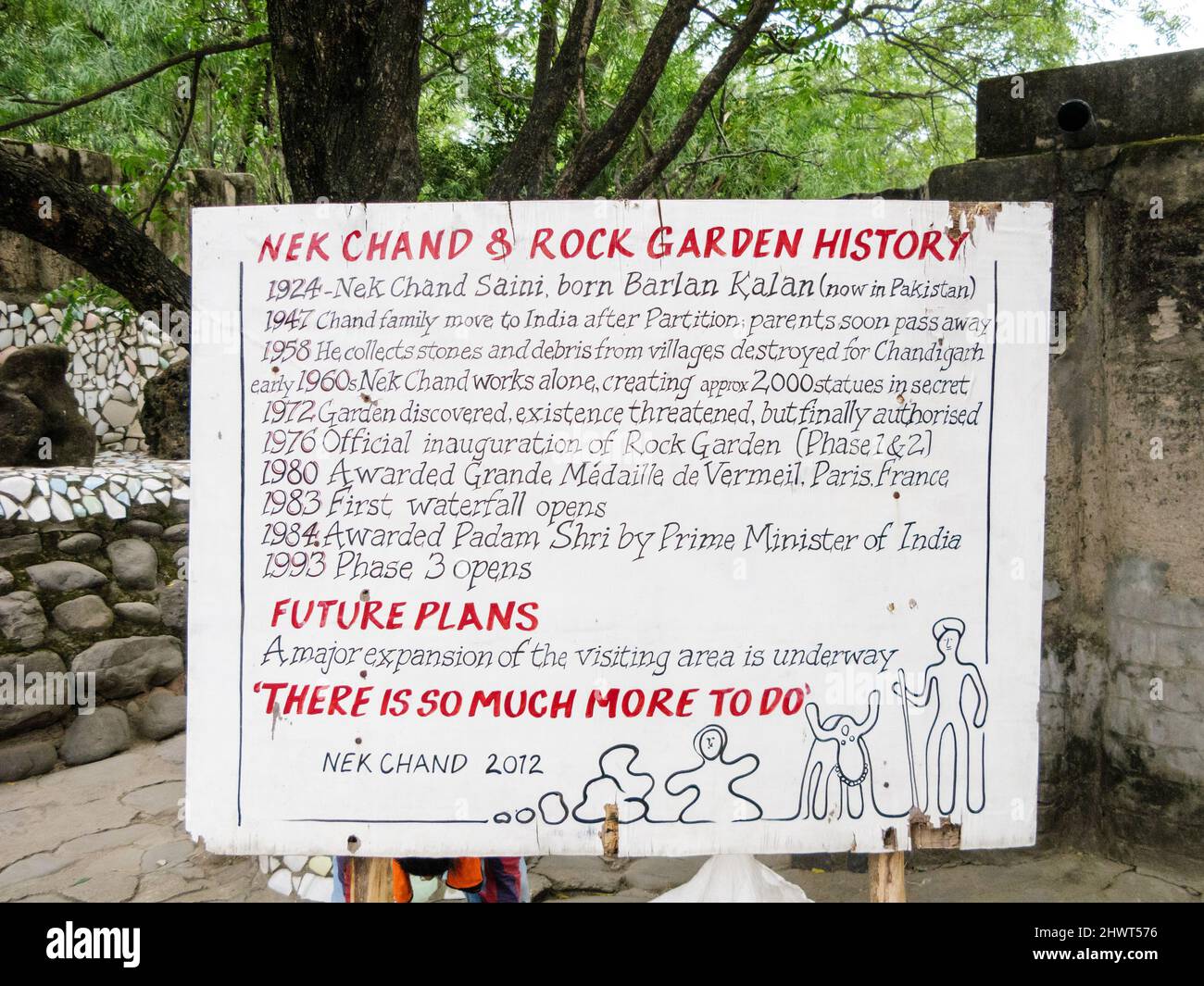 India, Punjab e Haryana, Chandigarh. Nek Chand's Rock Garden di scarti e materiali riciclati realizzati scultura. Bacheche informative. Foto Stock