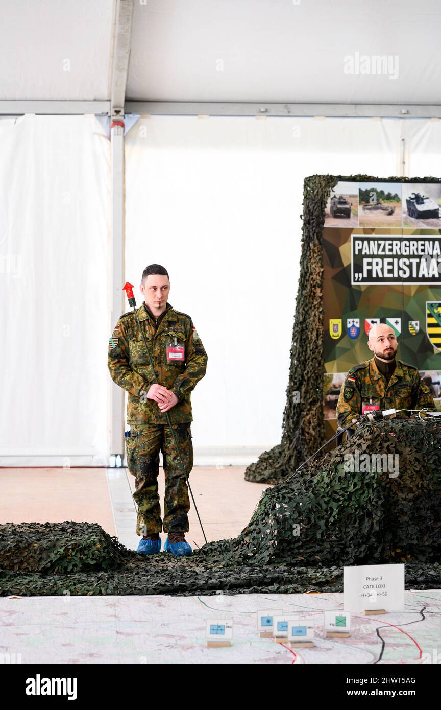 Wildflecken, Germania. 07th Mar 2022. Un soldato tiene una freccia rossa durante l'esercizio di un combattimento simulato sul computer per la task force NATO presso il centro di simulazione di combattimento dell'esercito a Wildflecken (distretto di Bad Kissingen). Secondo la Bundeswehr, la Germania prenderà il controllo della forza di reazione rapida della NATO il prossimo anno con la brigata di fanteria corazzata 37. Credit: Daniel Vogl/dpa/Alamy Live News Foto Stock