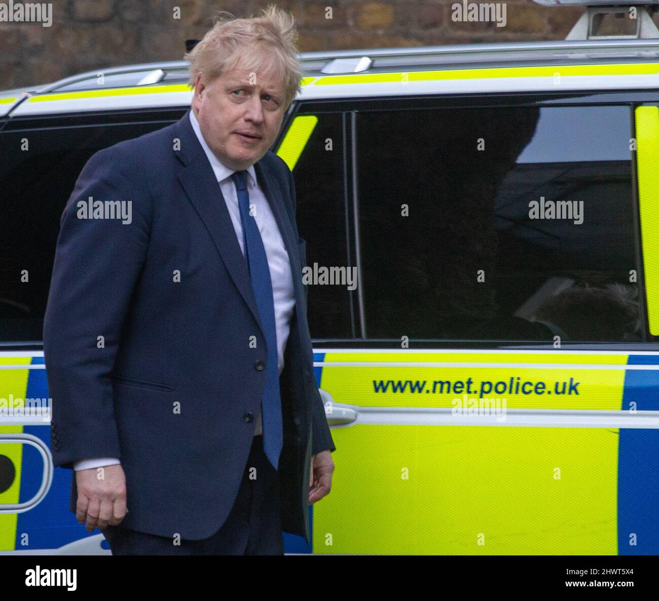 Londra, Inghilterra, Regno Unito. 7th Mar 2022. IL primo ministro britannico BORIS JOHNSON è visto di fronte ad una macchina della polizia a Downing Street. (Credit Image: © Tayfun Salci/ZUMA Press Wire) Foto Stock Londra, Inghilterra, Regno Unito. 7th Mar 2022. IL primo ministro britannico BORIS JOHNSON è visto di fronte ad una macchina della polizia a Downing Street. (Credit Image: © Tayfun Salci/ZUMA Press Wire) Foto Stock