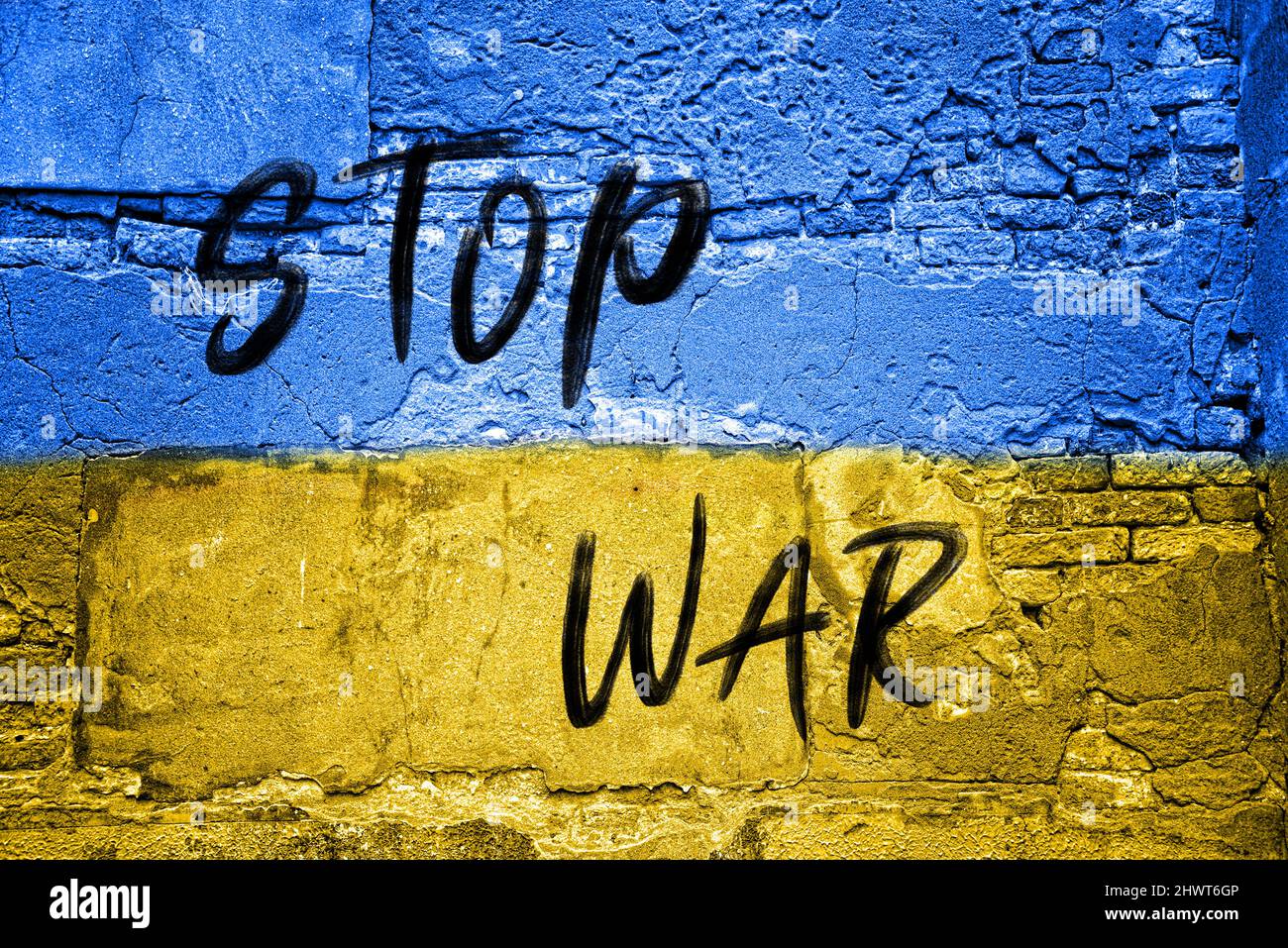 Stop war messaggio scritto su un muro di mattoni con colore bandiera Ucraina, pace protesta illustrazione Foto Stock