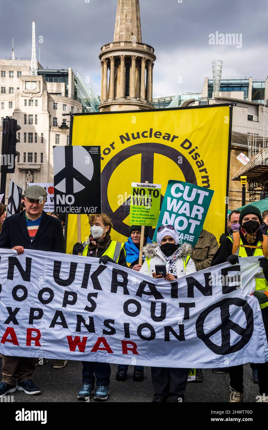Cartelloni "Peace and Stop Putin", manifestazione "Stop the War" organizzata dalla Coalizione di Stop the War, Londra, Regno Unito, 6th marzo 2022 Foto Stock