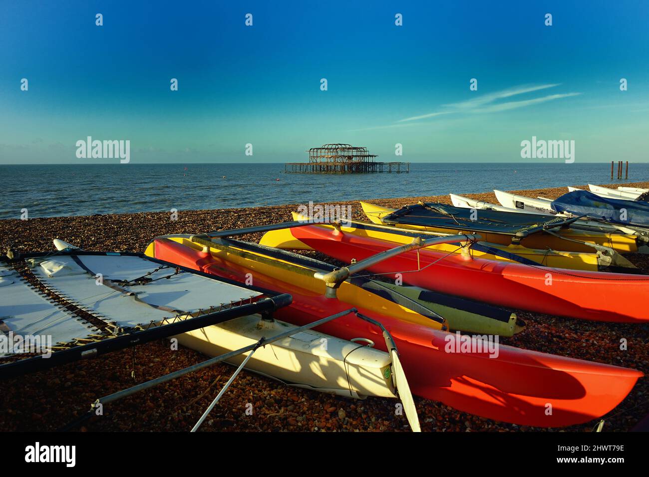 Barche a vela sulla spiaggia di Brighton Foto Stock