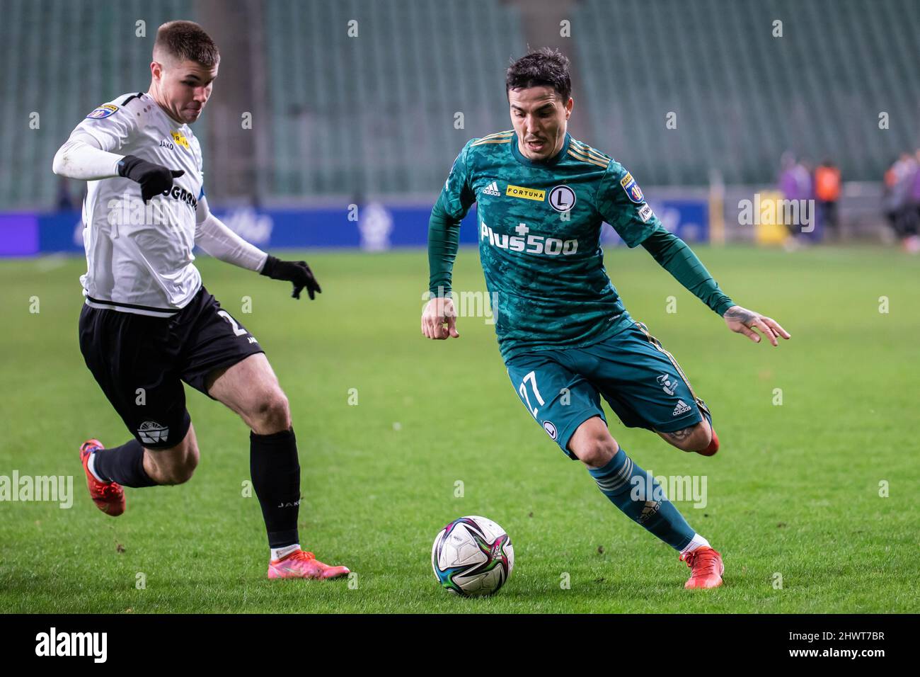 Kryspin Szczesniak di Gornik e Josue Pesqueira di Legia in azione durante la partita finale della Fortuna Polish Cup tra Legia Warszawa e Gornik Leczna al Marshal Jozef Pilsudski Legia Varsavia Municipal Stadium. (Punteggio finale; Legia Warszawa 2:0 Gornik Leczna). (Foto di Mikolaj Barbanell / SOPA Images/Sipa USA) Foto Stock