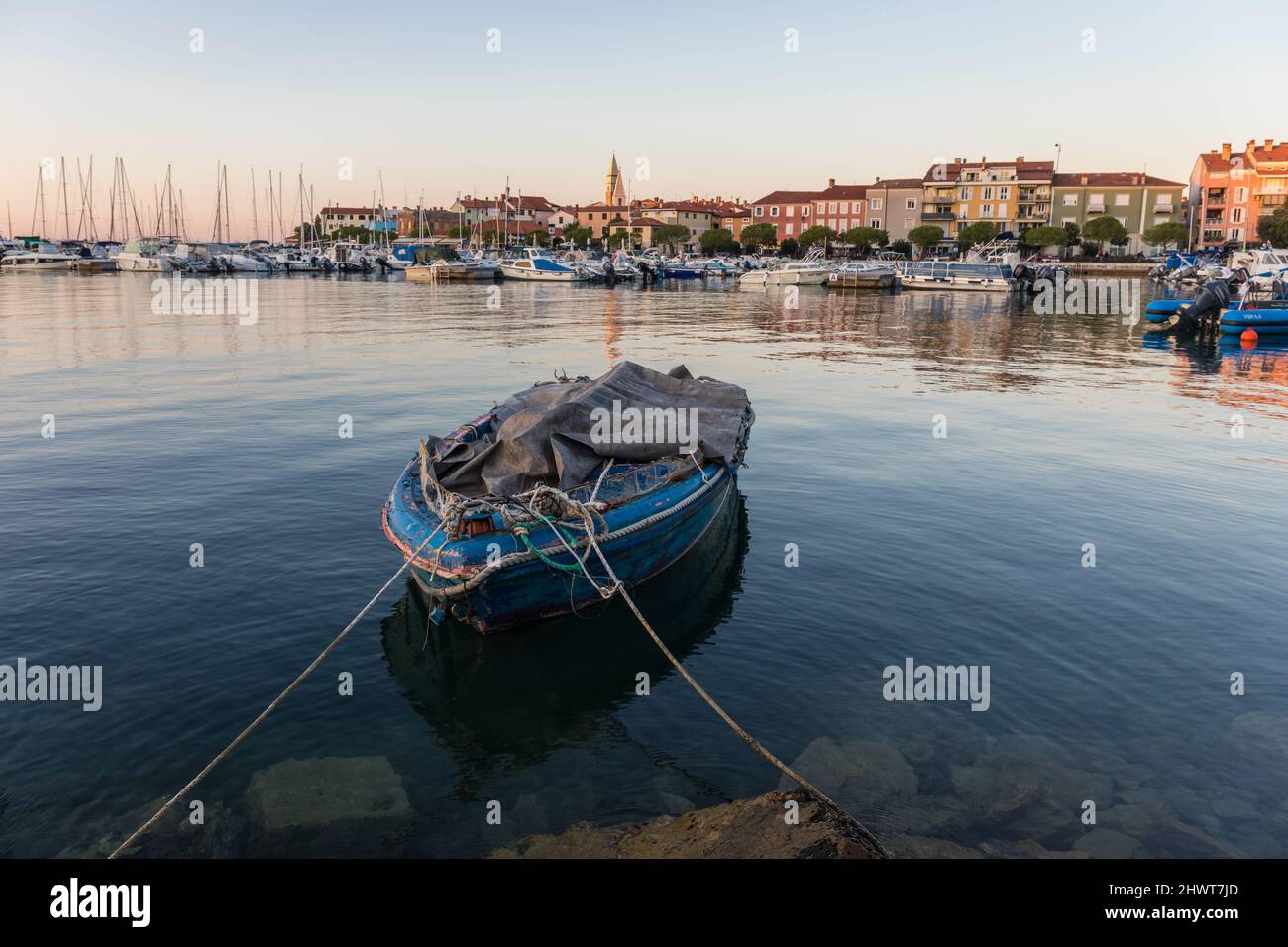 Barche ormeggiate in Izola porto cittadino, Slovenia Foto Stock