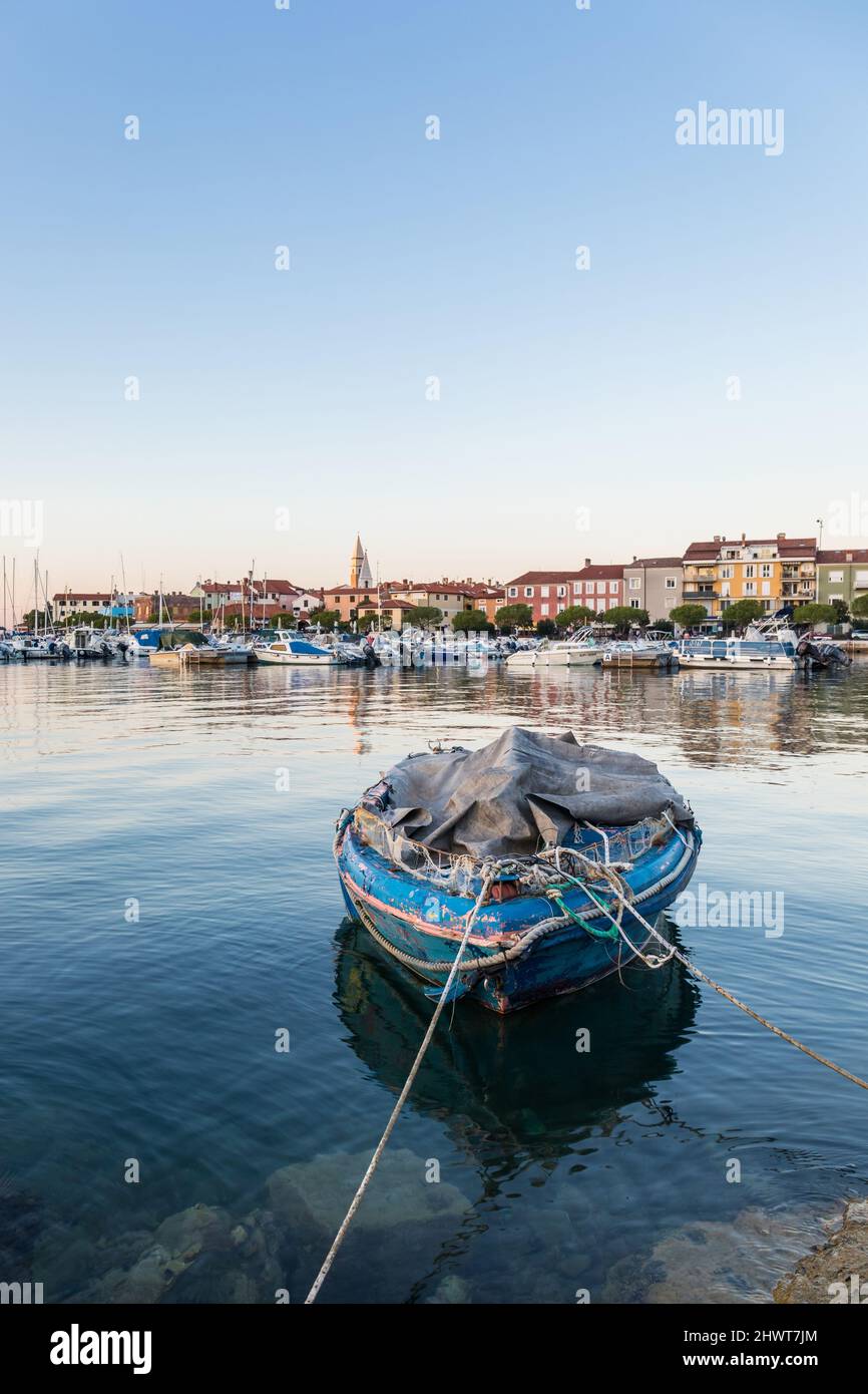 Barche ormeggiate in Izola porto cittadino, Slovenia Foto Stock