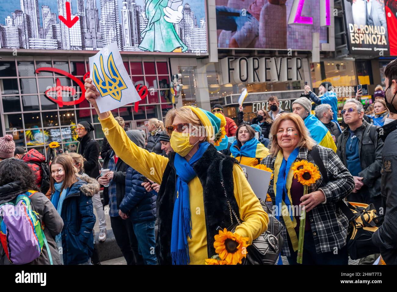 Migliaia di ucraini-americani e i loro sostenitori protestano contro l'invasione russa e mostrano sostegno ai cittadini ucraini, a Times Square a New York sabato 5 marzo 2022. (© Richard B. Levine) Foto Stock