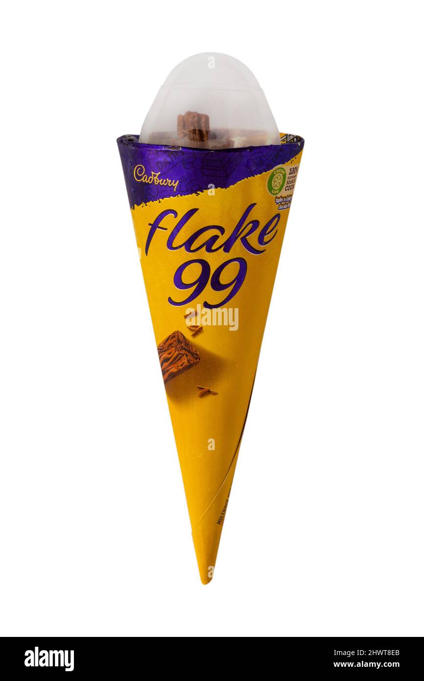 Gelato alla vaniglia Cadbury Flake 99 con gelato al Cadbury Flake isolato su sfondo bianco Foto Stock
