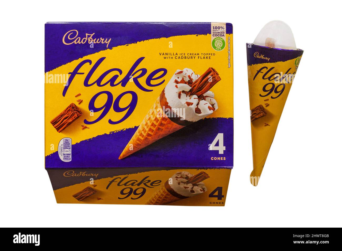 Scatola di Cadbury Flake 99 gelato alla vaniglia con gelato al Cadbury Flake con uno rimosso isolato su sfondo bianco Foto Stock