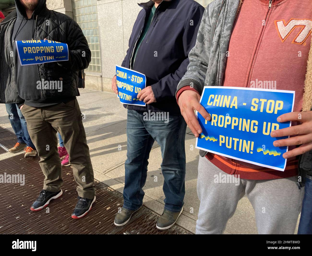 Gli ucraini-americani e i loro sostenitori protestano davanti al Consolato cinese a New York per protestare contro la mancanza di coinvolgimento di Chinas nella sanzione della Russia, domenica 6 marzo 2022. (© Frances M. Roberts) Foto Stock
