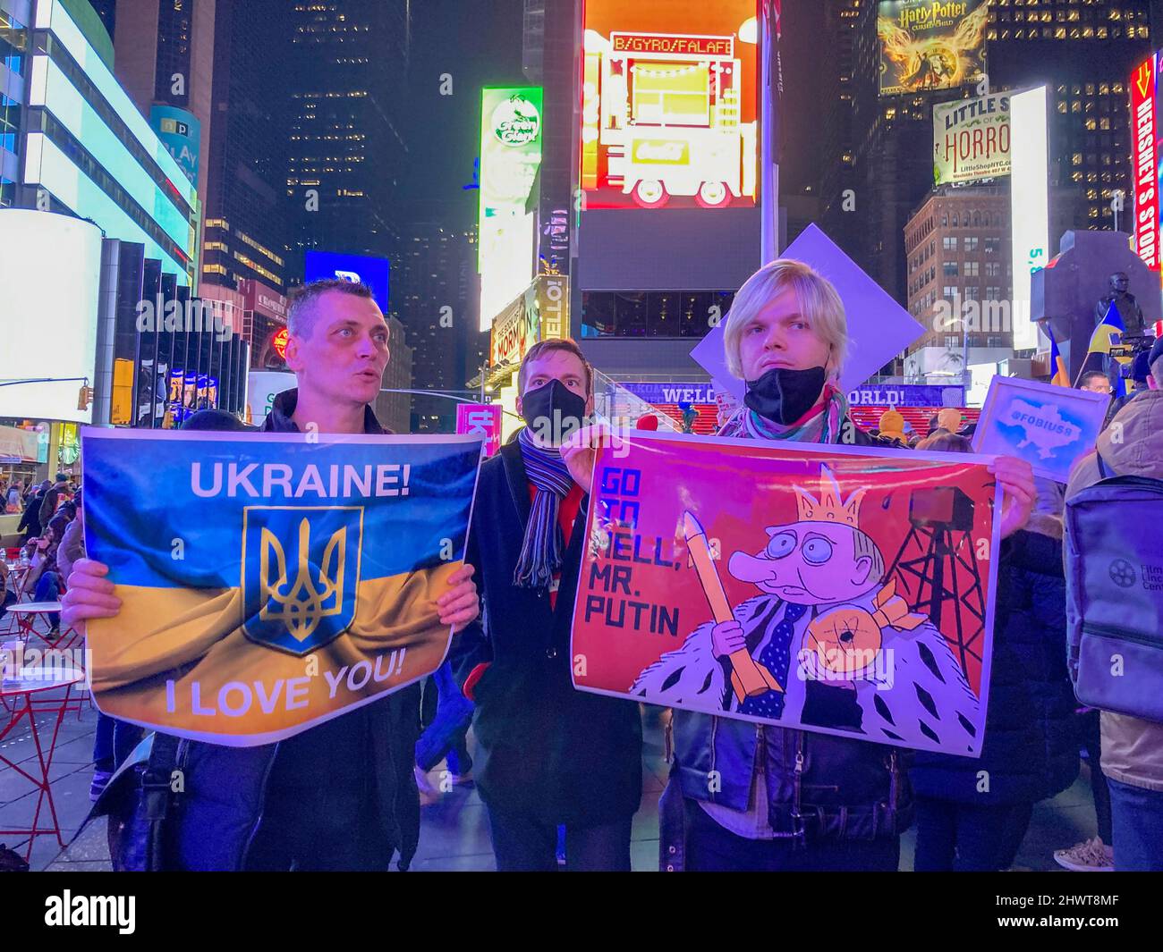 Gli ucraini-americani e i loro sostenitori protestano contro l'invasione russa e mostrano sostegno ai cittadini dell'Ucraina, a Times Square a New York mercoledì 2 marzo 2022. (© Frances M. Roberts) Foto Stock