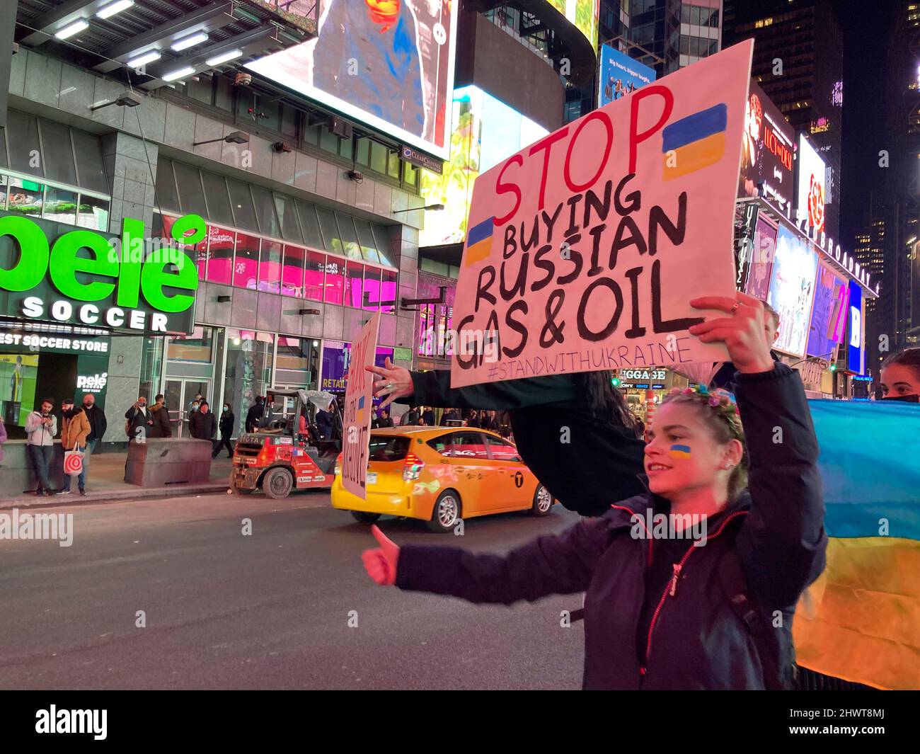 Gli ucraini-americani e i loro sostenitori protestano contro l'invasione russa e mostrano sostegno ai cittadini dell'Ucraina, a Times Square a New York mercoledì 2 marzo 2022. (© Frances M. Roberts) Foto Stock