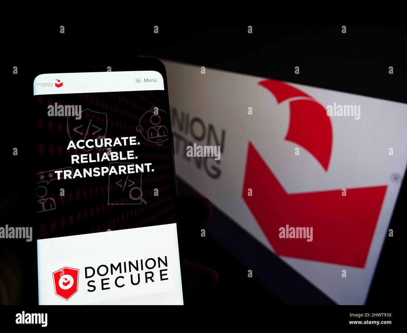 Smartphone con pagina Web della società Dominion Voting Systems Corporation sullo schermo di fronte al logo aziendale. Concentrarsi sul centro del display del telefono. Foto Stock