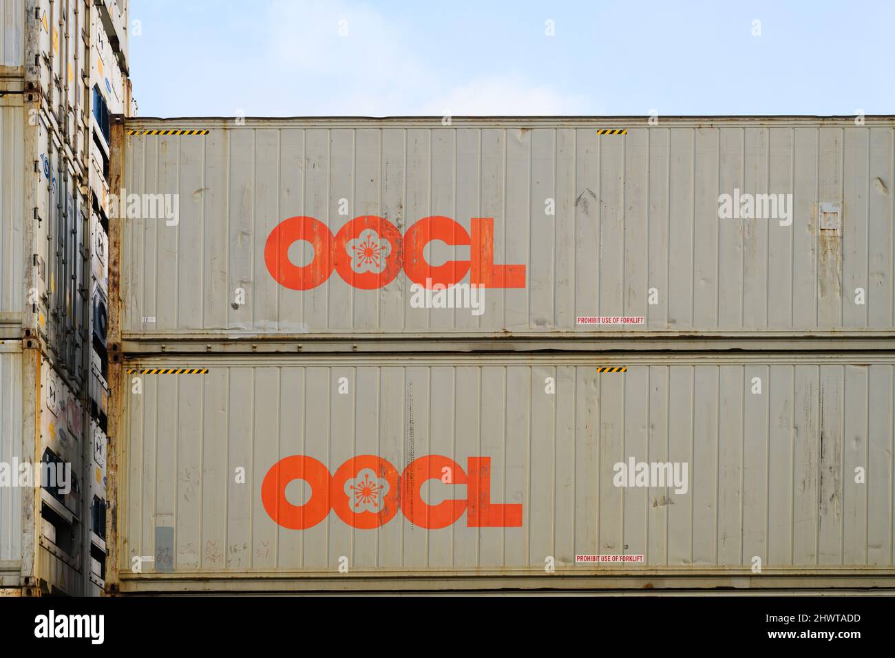 Seattle, WA, USA - 06 marzo 2022; contenitori di spedizione intermodali di OOCL - Orient Overseas Container Line Foto Stock