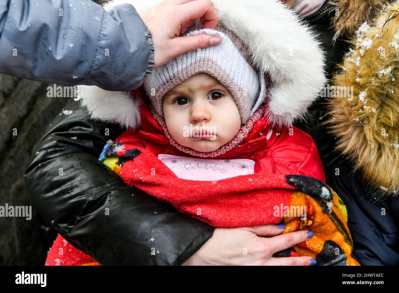 Non esclusiva: ZAPORIZHZHIA, UCRAINA - 07 MARZO 2022 - Una ragazza aspetta un treno di evacuazione, Zaporizhzhia, Ucraina sudorientale Foto Stock