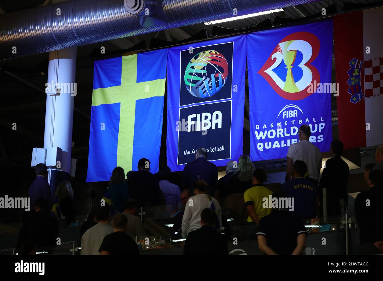 Bandiera svedese prima di lunedì i qualificatori della Coppa del mondo FIBA partita a basket, tra Svezia e Croazia nel Gruppo C, nello Stadio Arena, Norrköping, Svezia. Foto Stock