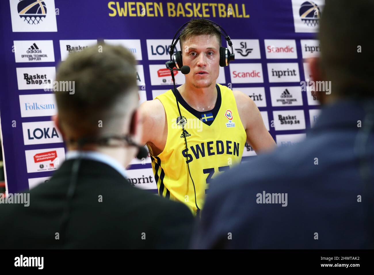 Jonas Jerebko in Svezia sembra sconvolta dopo la partita di qualificazione della Coppa del mondo FIBA di lunedì a pallacanestro, tra Svezia e Croazia nel Gruppo C, nello Stadio Arena, Norrköping, Svezia. Foto Stock