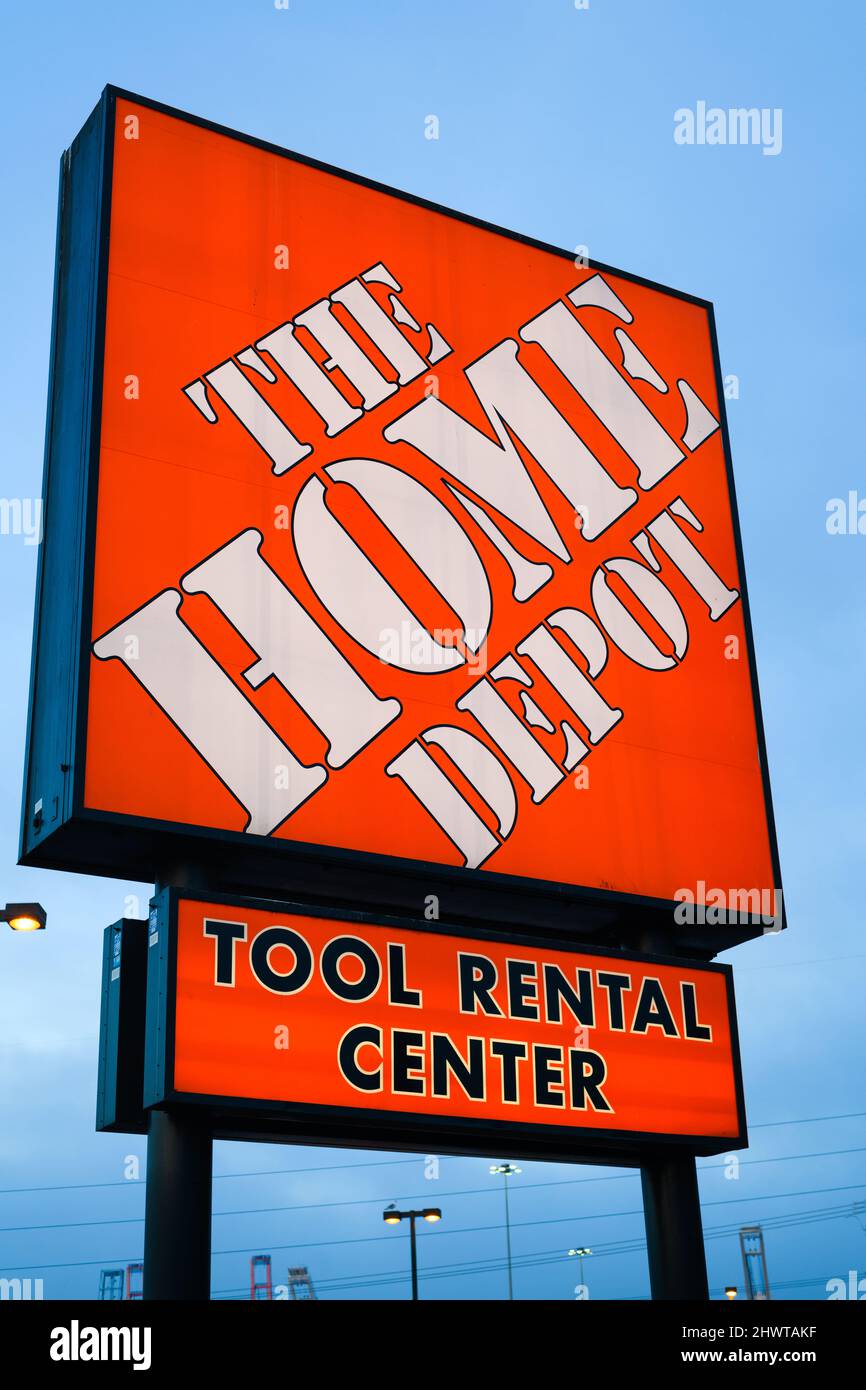 Seattle, WA, USA - 06 marzo 2022; cartello arancione e bianco per l'Home Depot and Tool Rental Center di Seattle contro il cielo blu dell'alba Foto Stock