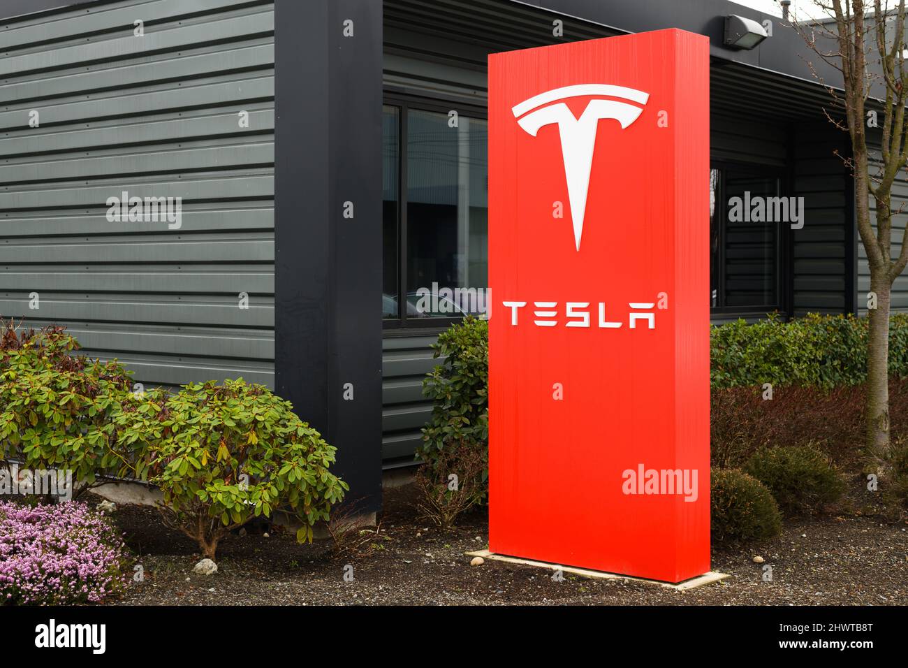 Seattle, WA, USA - 06 marzo 2022; Firma all'esterno dello showroom e del centro di assistenza Tesla di Seattle in rosso con il logo bianco Foto Stock