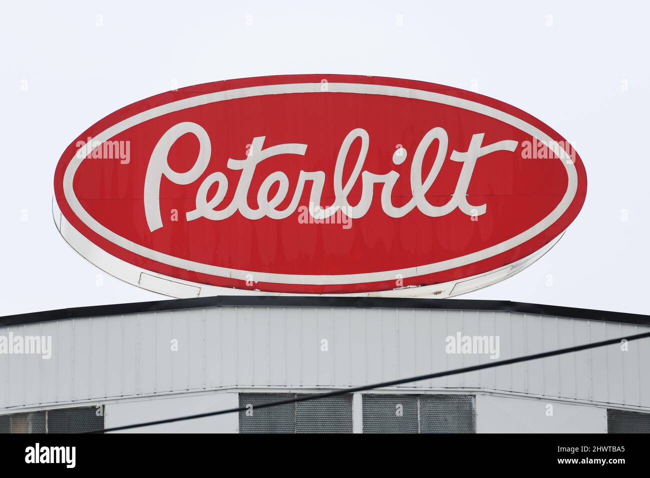 Seattle, WA, USA - 06 marzo 2022; segno ovale rosso e bianco di Peterbilt sulla sommità di un edificio. L'azienda di veicoli industriali fa parte di PACCAR Foto Stock