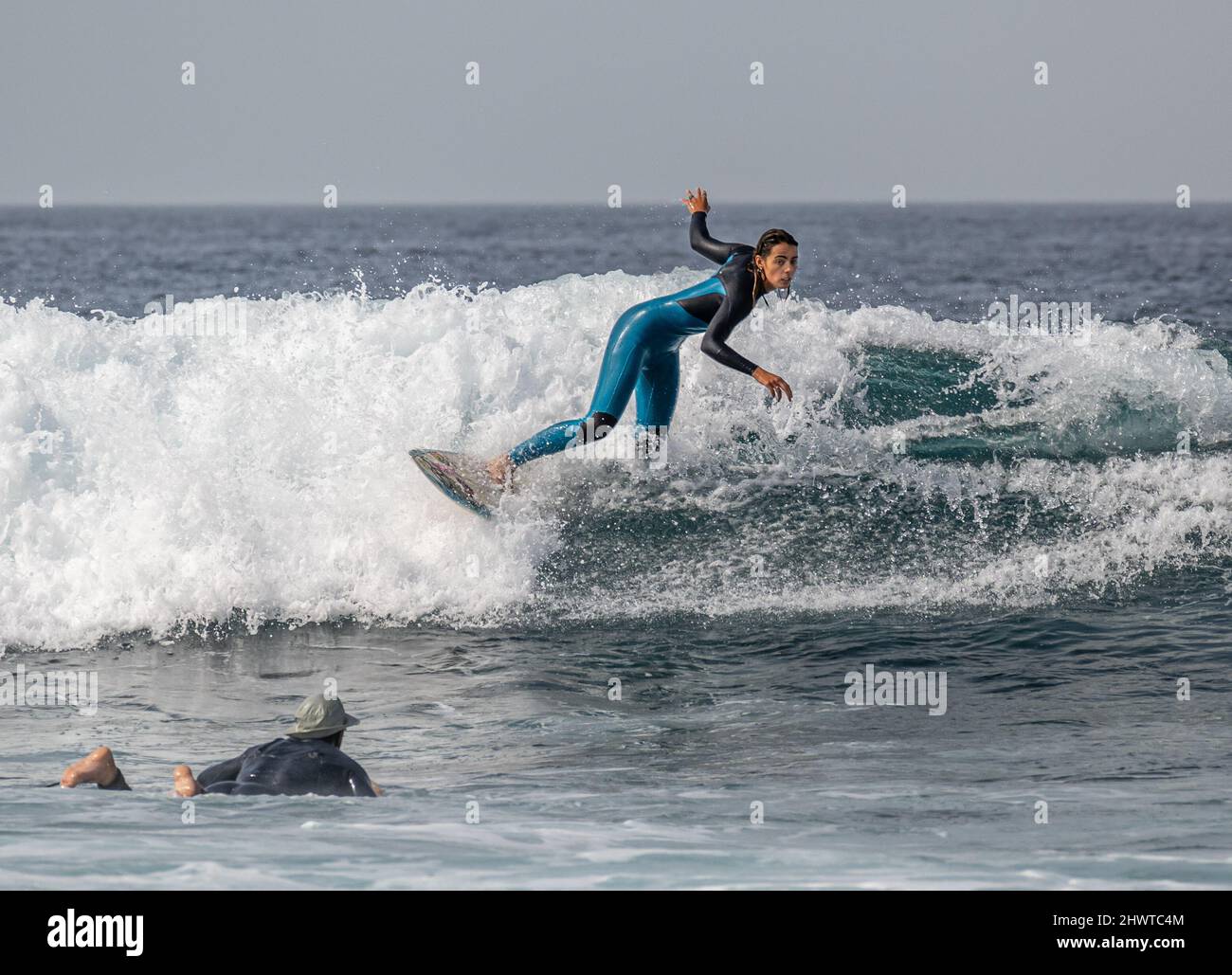 Surfisti che catturano le onde vicino a Playa de las Americas, Tenerife Foto Stock