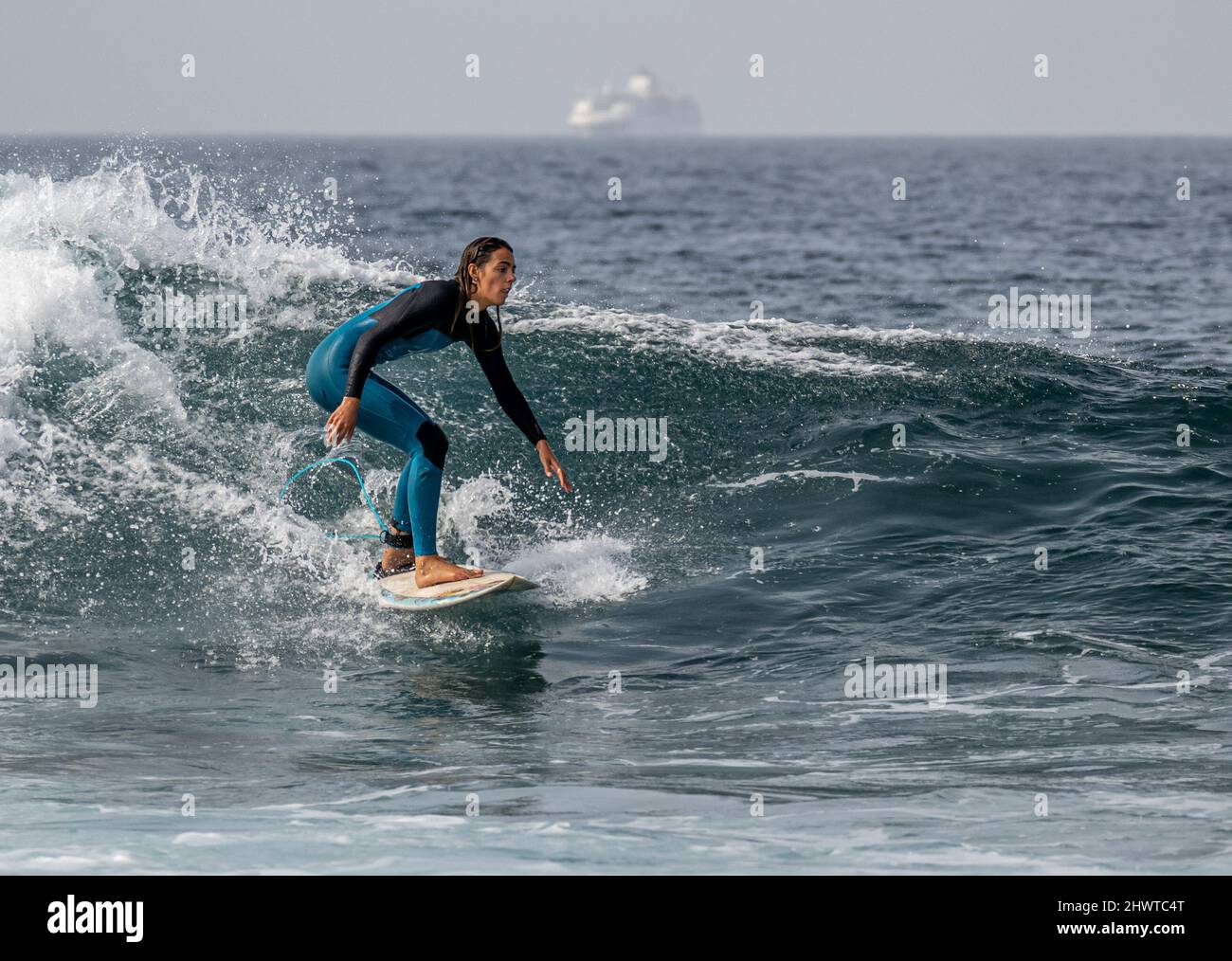 Surfisti che catturano le onde vicino a Playa de las Americas, Tenerife Foto Stock