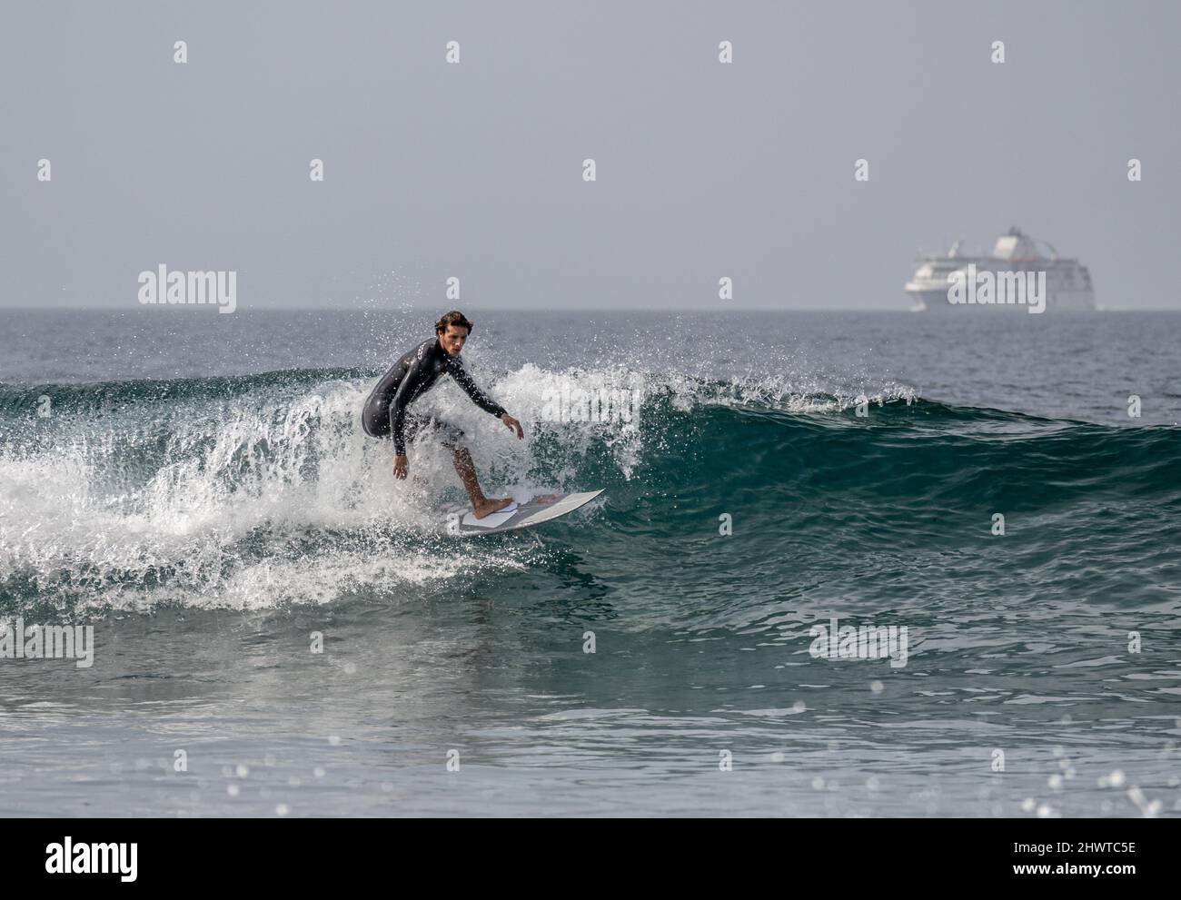 Surfisti che catturano le onde vicino a Playa de las Americas, Tenerife Foto Stock