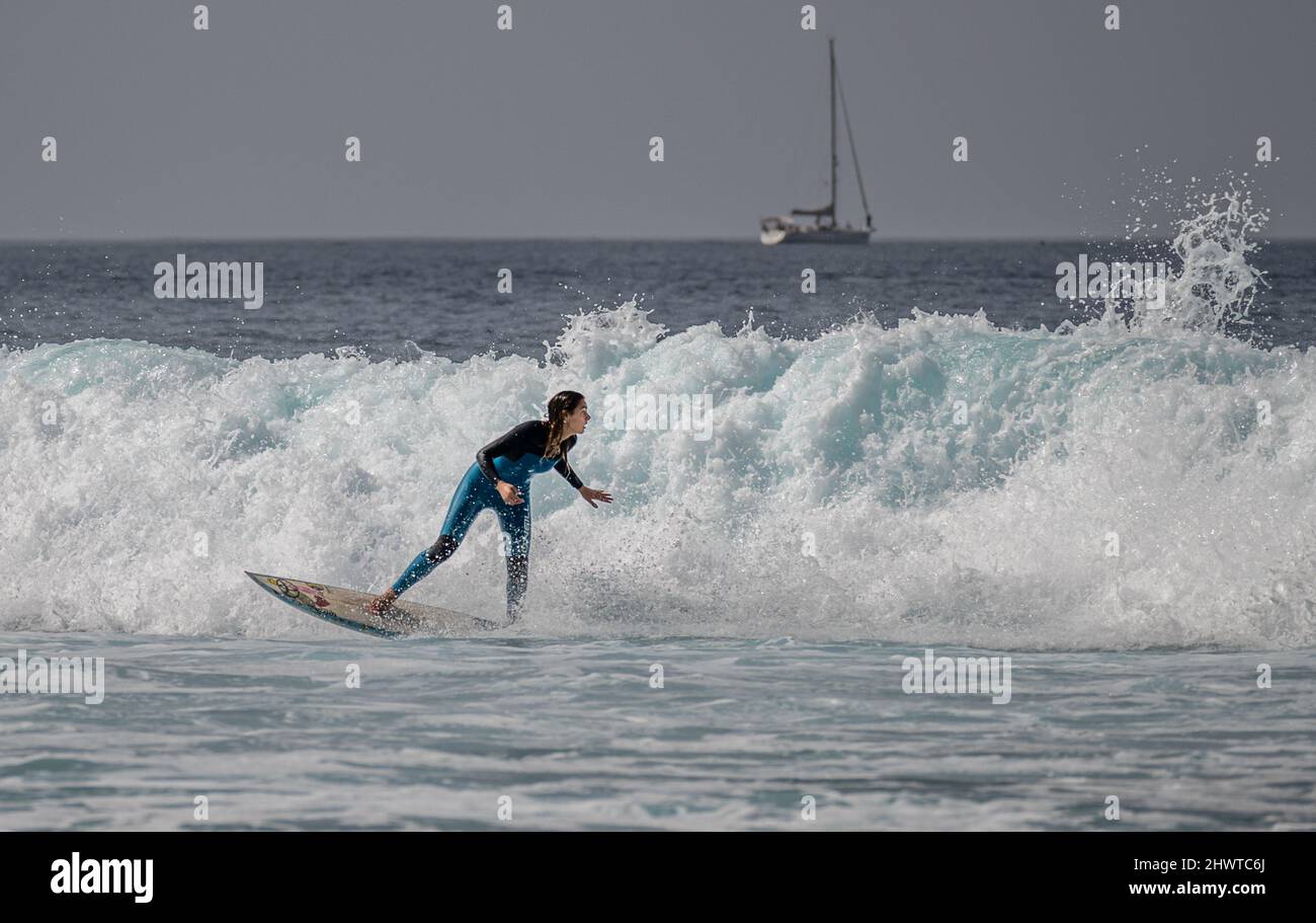 Surfisti che catturano le onde vicino a Playa de las Americas, Tenerife Foto Stock