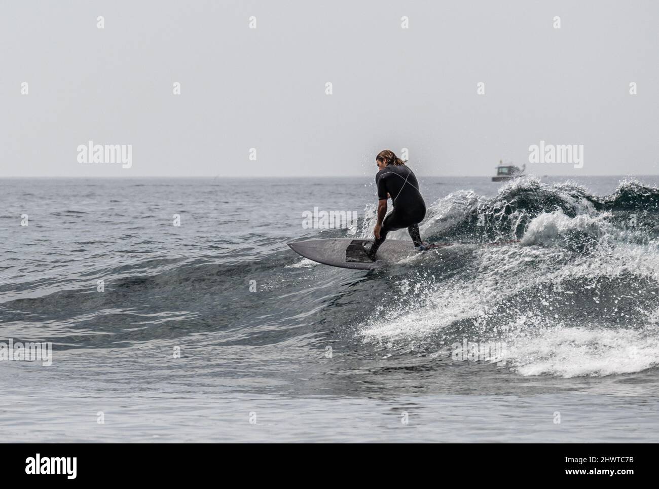 Surfisti che catturano le onde vicino a Playa de las Americas, Tenerife Foto Stock