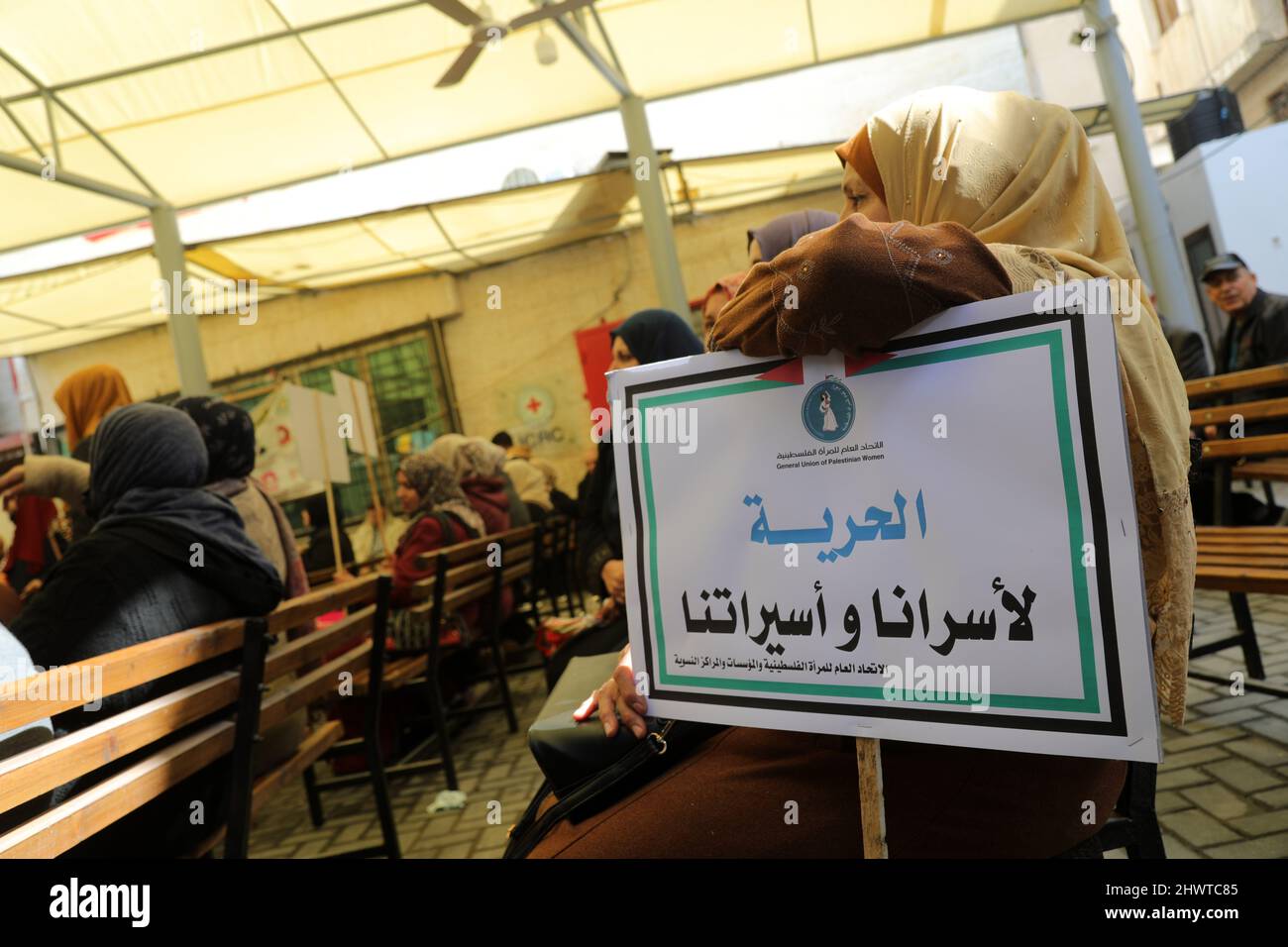 Gaza, Palestina. 07th Mar 2022. Una donna palestinese con un cartello che dice "libertà per i nostri prigionieri di sesso maschile e femminile” partecipa a un evento che sostiene le donne detenute nelle carceri israeliane prima di un giorno della giornata internazionale delle donne nell'ufficio del CICR a Gaza. Credit: SOPA Images Limited/Alamy Live News Foto Stock