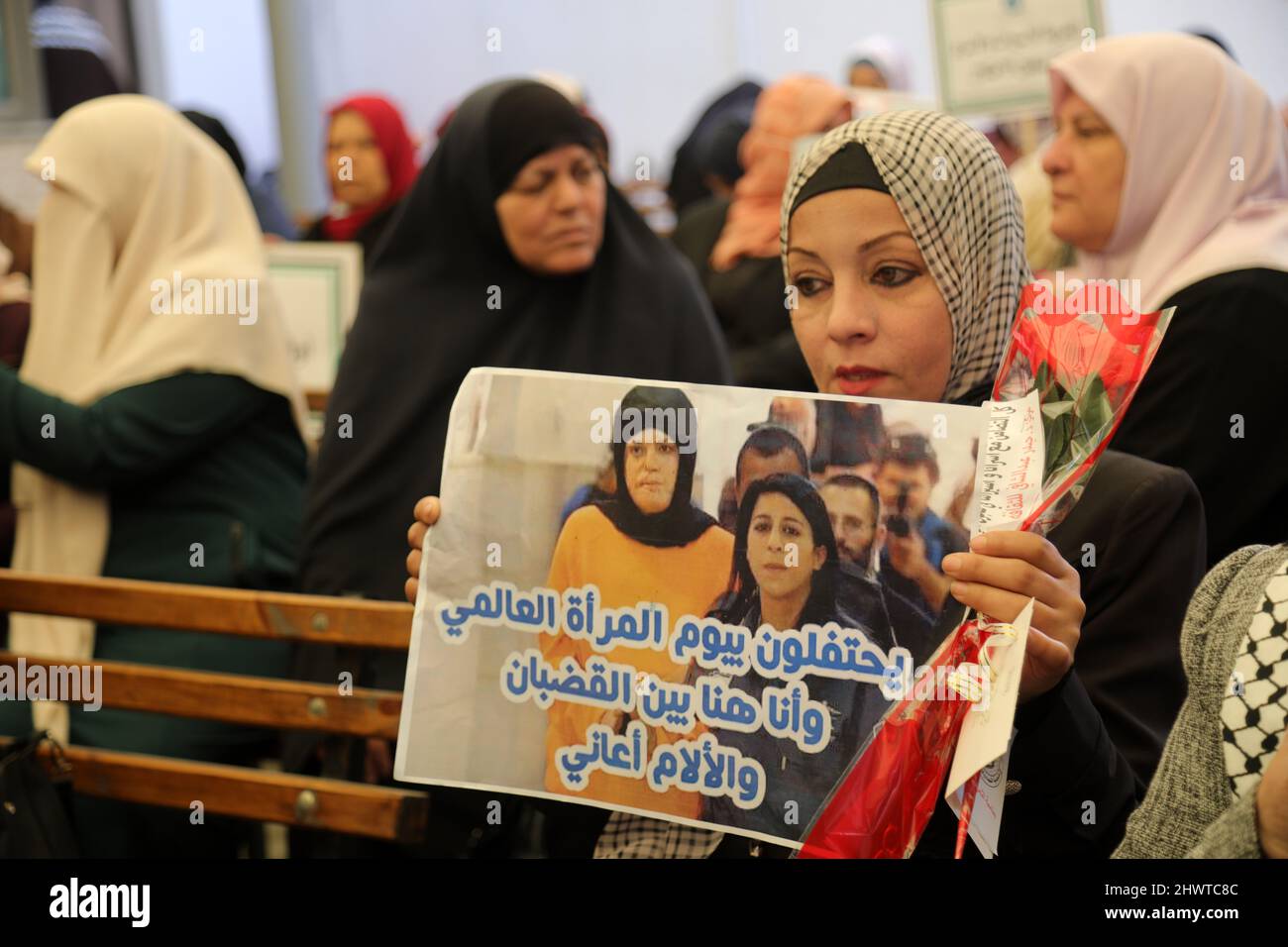 Gaza, Palestina. 07th Mar 2022. Un parente porta un ritratto di donne palestinesi detenute in un evento che sostiene le donne palestinesi nelle carceri israeliane prima di un giorno della giornata internazionale delle donne nell'ufficio del CICR a Gaza City. Credit: SOPA Images Limited/Alamy Live News Foto Stock
