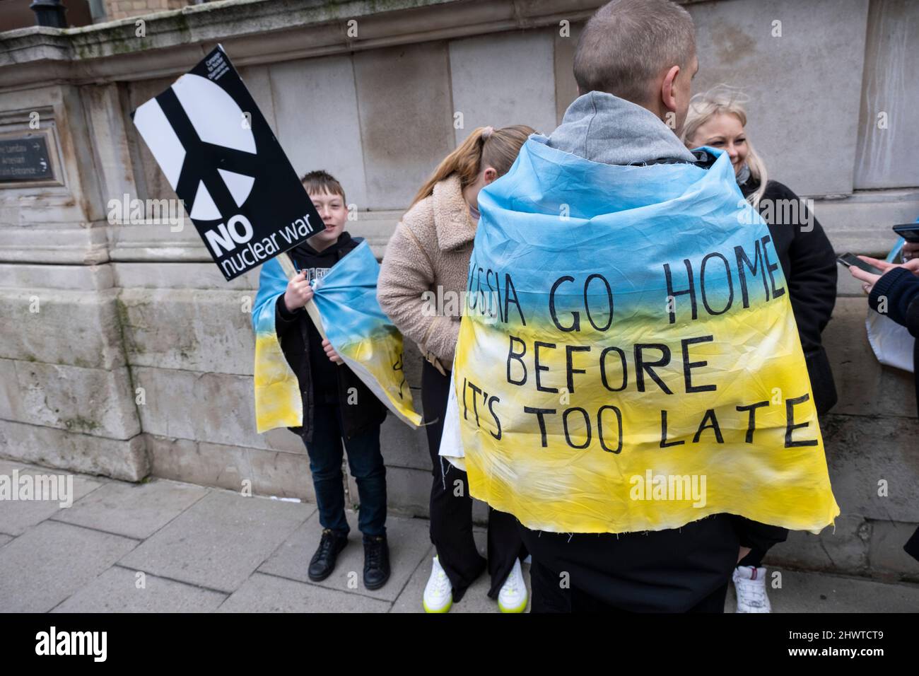 Fermare la coalizione di guerra e la CND hanno organizzato una protesta contro il “no alla guerra in Ucraina Global Day of Action” per chiedere la fine della guerra in Ucraina e il ritiro della Russia, opponendosi allo sviluppo della NATO, Come in tutto il mondo, la gente si è riunita per la pace dopo l'invasione dell'Ucraina il 6th marzo 2022 a Londra, Regno Unito. Foto Stock