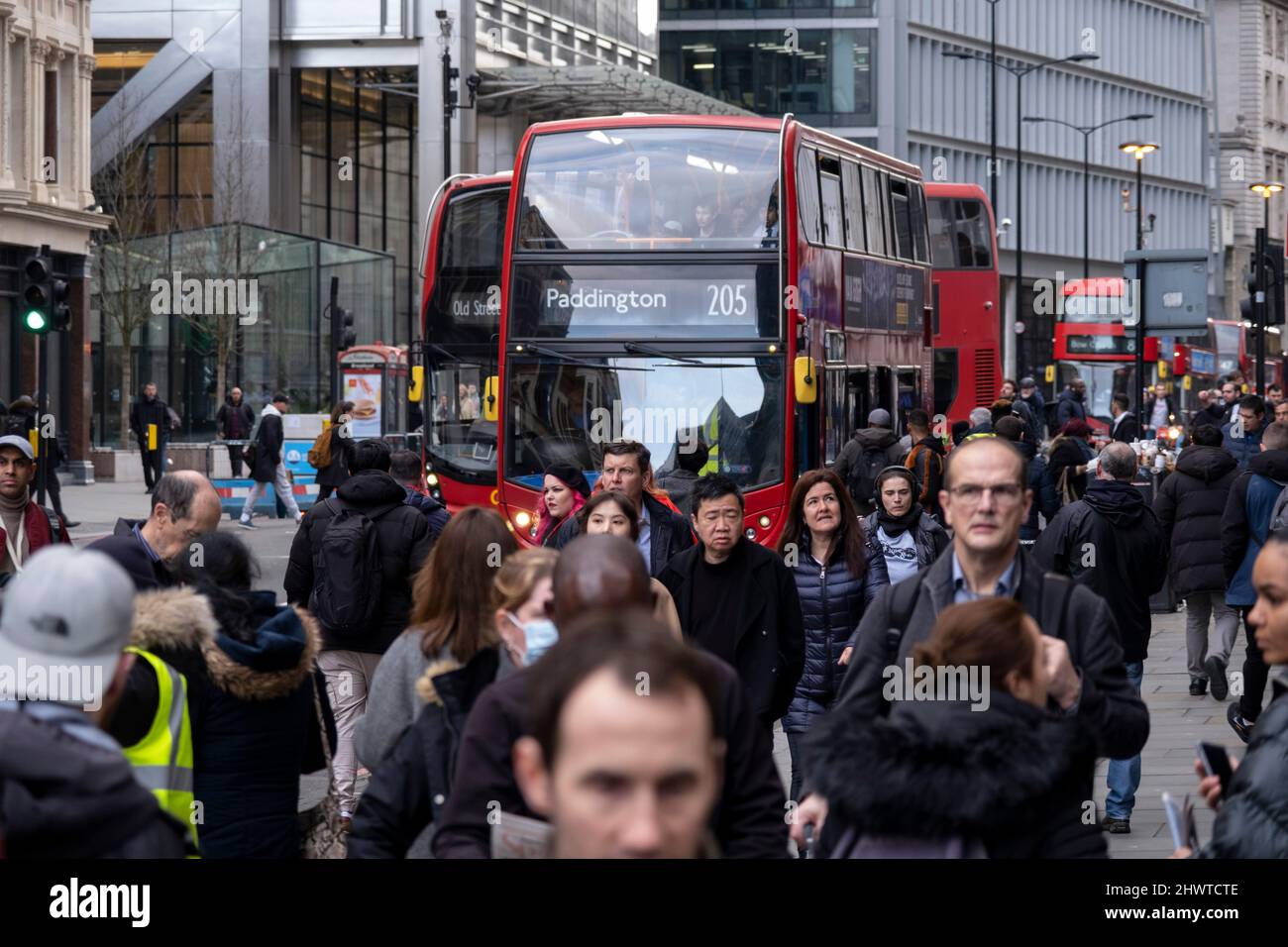 La miseria di prima ora di punta per i pendolari alla stazione di Liverpool Street come un flusso costante di autobus arriva lungo per raccogliere londinesi durante il secondo sciopero della metropolitana in una settimana che ha sospeso tutte le linee della metropolitana il 3rd marzo 2022 a Londra, Regno Unito. In una mossa molto impopolare con il pubblico, i membri del sindacato RMT sono usciti per altre 24 ore in una disputa impassibile di posti di lavoro, pensioni e condizioni di lavoro, lasciando molto difficile per alcuni gli spostamenti quotidiani. Foto Stock