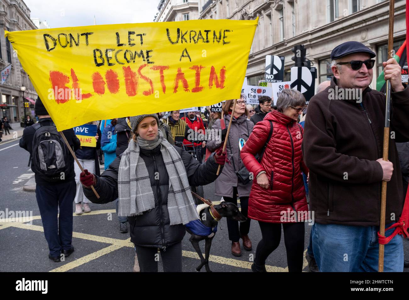 Fermare la coalizione di guerra e la CND hanno organizzato una protesta contro il “no alla guerra in Ucraina Global Day of Action” per chiedere la fine della guerra in Ucraina e il ritiro della Russia, opponendosi allo sviluppo della NATO, Come in tutto il mondo, la gente si è riunita per la pace dopo l'invasione dell'Ucraina il 6th marzo 2022 a Londra, Regno Unito. Foto Stock