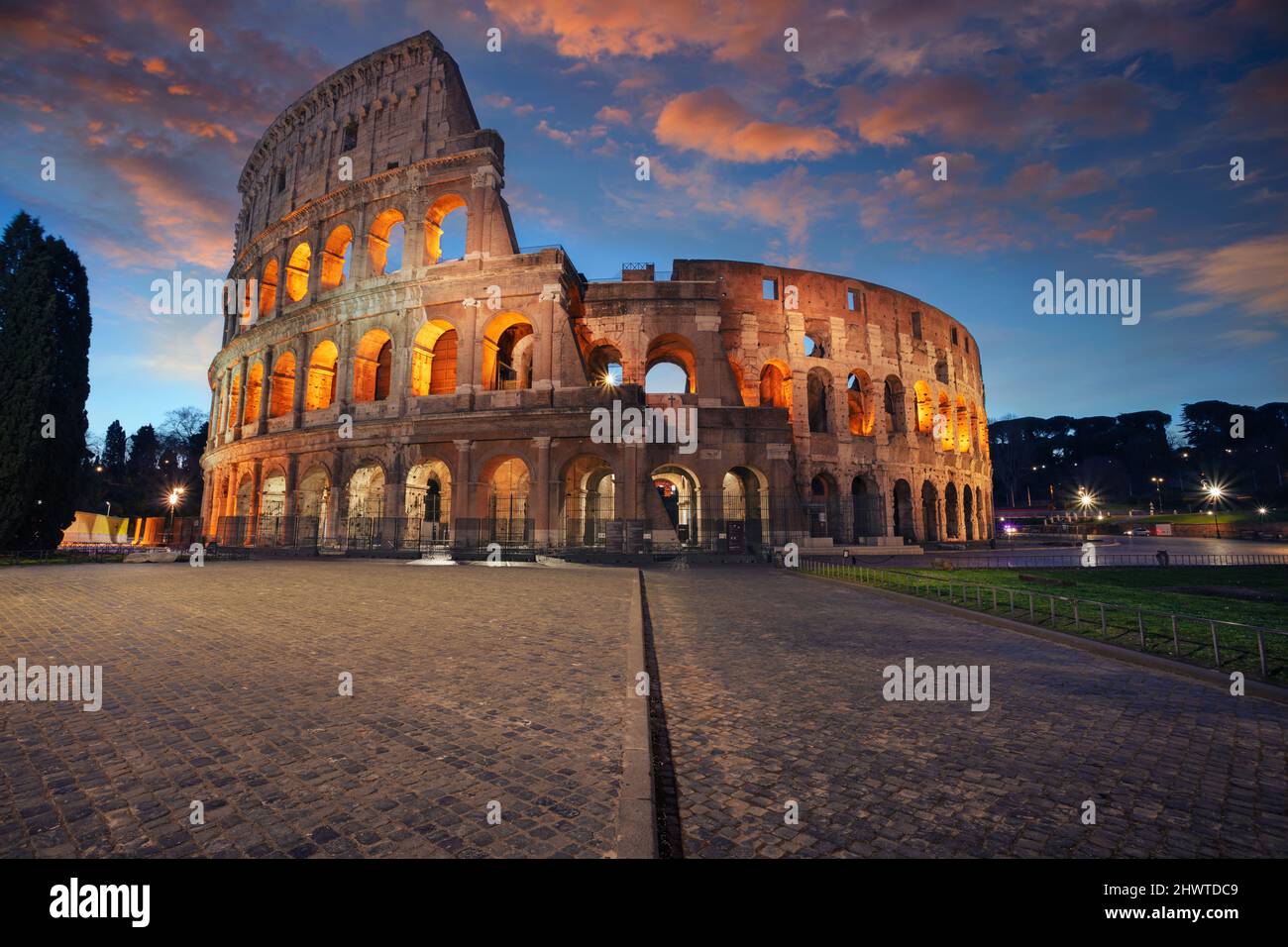 Colosseo, Roma, Italia. Immagine dell'iconico Colosseo a Roma, in Italia, all'alba. Foto Stock