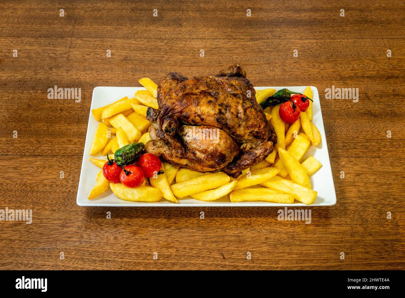 Il pollo arrosto, arrostito, grigliato o alla griglia è un piatto fatto con il pollo esposto direttamente al fuoco, che può venire da casa, al professionista Foto Stock