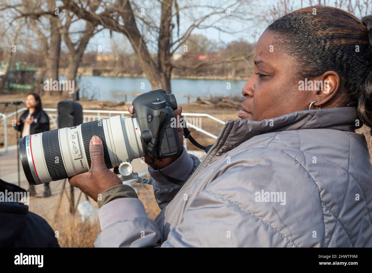 Detroit, Michigan - fotografo al lavoro, con una fotocamera Canon e teleobiettivo zoom. Foto Stock