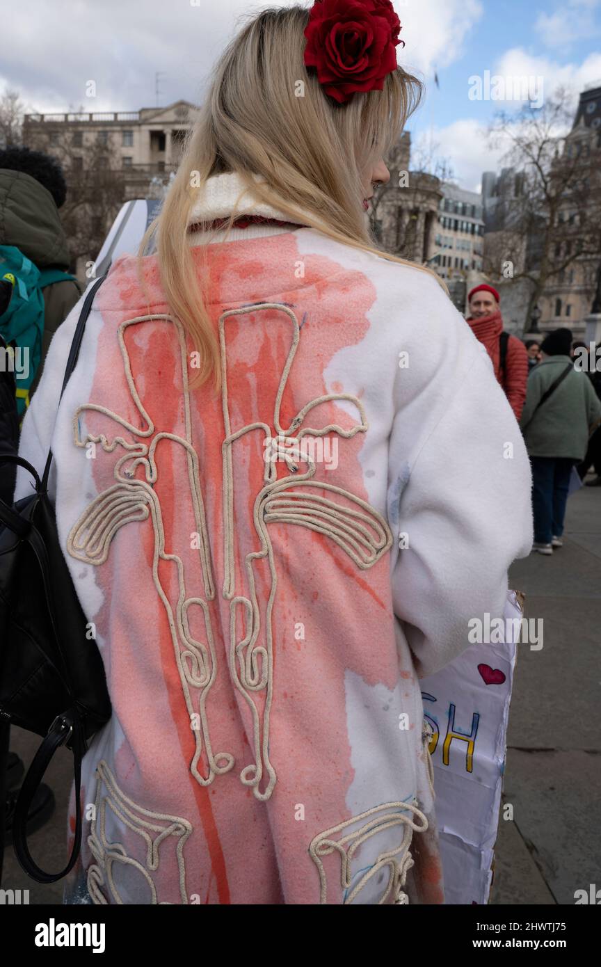 Londra marzo 6th 2022. Protesta contro la guerra in Ucraina organizzata da Stop the war. Valery indossa un cappotto che ha fatto con kalashnikovs ricamato sul Foto Stock