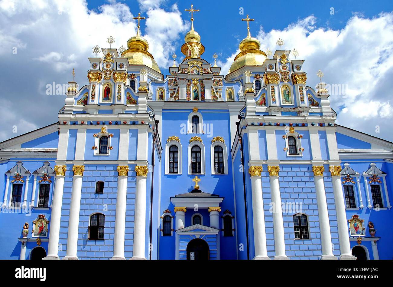 Kiev o Kiev, Ucraina: La Cattedrale di San Michele con la sua cupola dorata all'interno del complesso del monastero di San Michele con la sua cupola dorata. Foto Stock