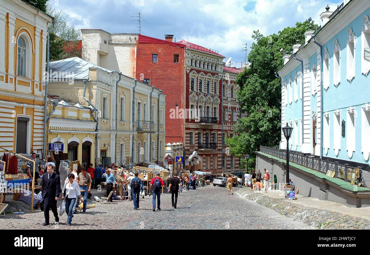 Kiev o Kiev, Ucraina: La discesa di Andriyivskyi, una strada storica di Kyiv che parte dalla Città alta vicino alla Chiesa di Sant'Andrea fino al distretto di Podil. Foto Stock