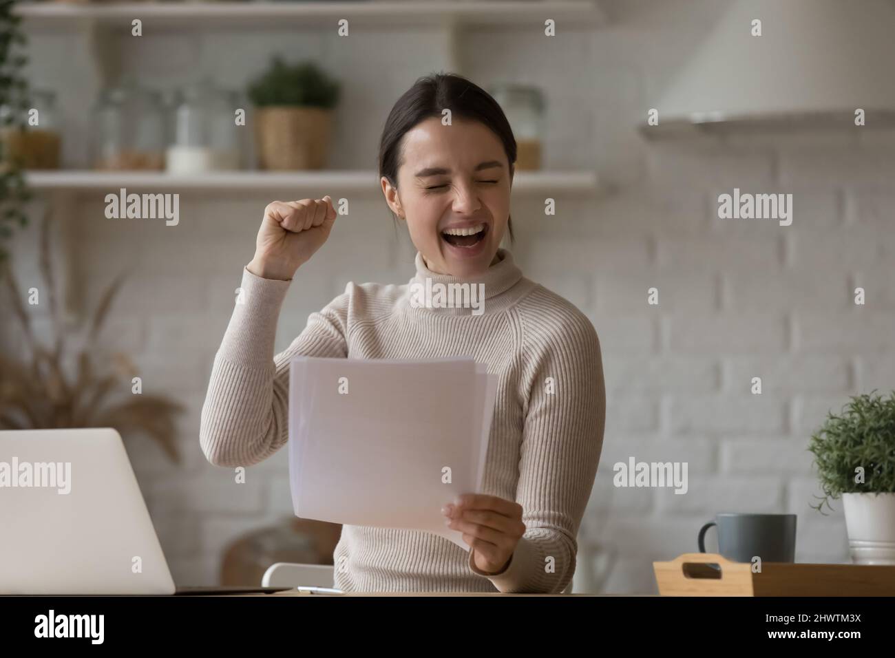 La donna felice festeggia le grandi notizie incredibili nella lettera della carta Foto Stock