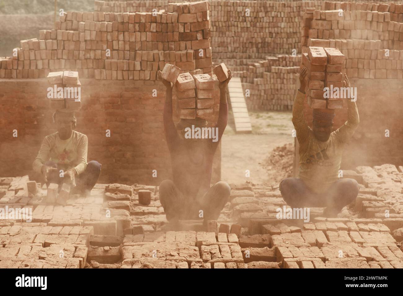 Keraniganj, Bangladesh. 07th Mar 2022. Gli uomini del Bangladesh lavorano in un campo di mattoni a Keraniganj, vicino a Dhaka, Bangladesh, 7 marzo 2022. L'emissione di un'enorme quantità di elementi tossici da forni in mattoni sta causando gravi rischi per la salute ai lavoratori e alle persone che vivono nelle aree circostanti con la maggior parte che soffrono di problemi respiratori o cutanei. I lavoratori in questo campo mattone guadagnano meno di $5 al giorno. (Foto di Suvra Kanti Das/Sipa USA) Credit: Sipa USA/Alamy Live News Foto Stock