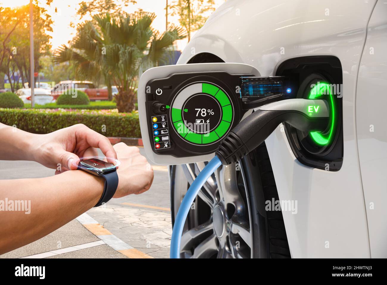 Cambio di veicolo elettrico su strada con interfaccia utente grafica sincronizzata con Smart Watch, concetto di auto EV futura Foto Stock