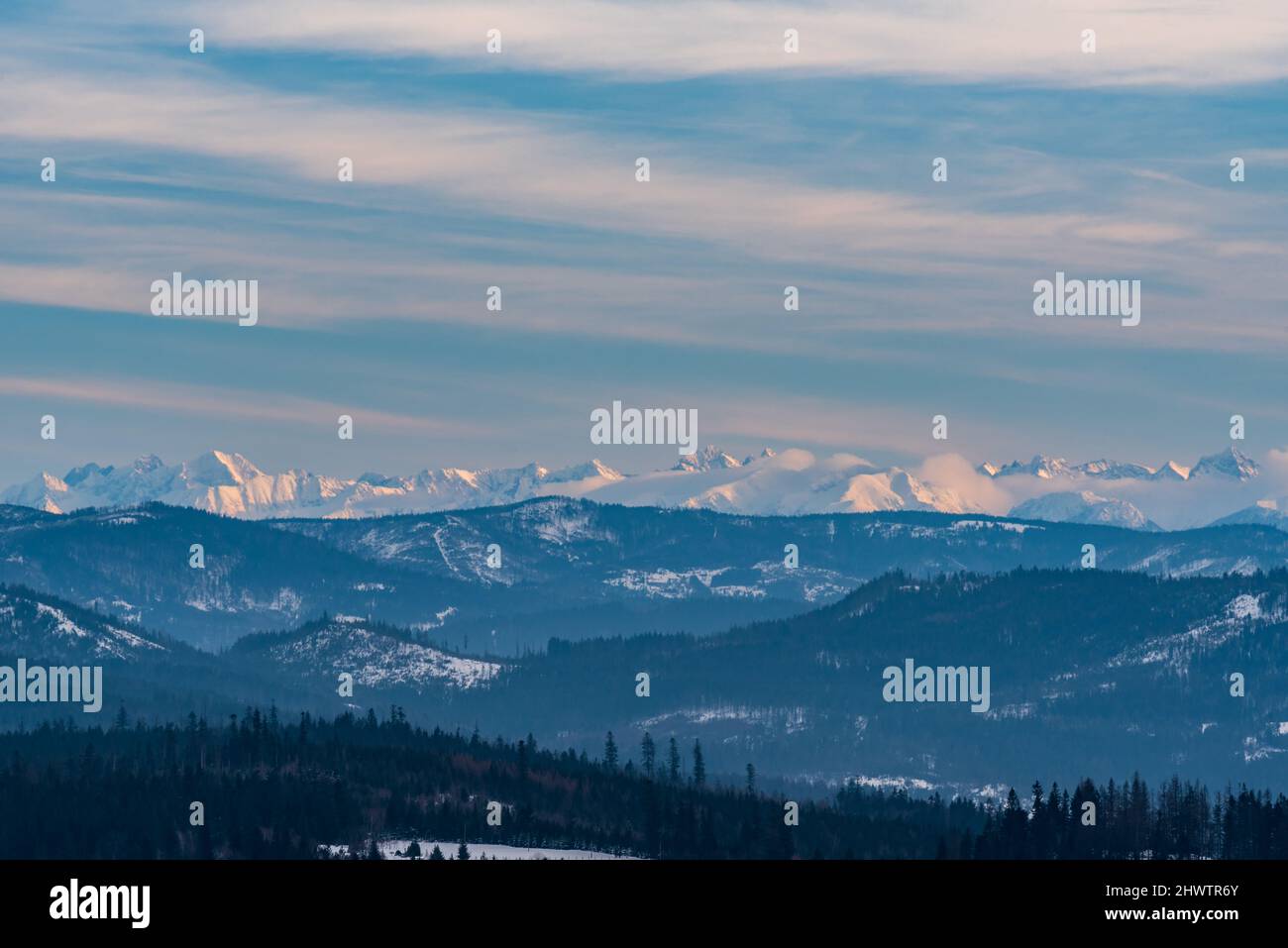 Splendida vista sulle montagne di Tatra dalla collina di Cieslar in inverno Slezske Beskydy montagne sul ceco - confini polacchi Foto Stock