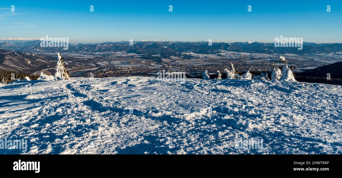 Splendida vista dalla collina di Mincol in inverno Lucanska Mala Fatra montagne in Slovacchia Foto Stock