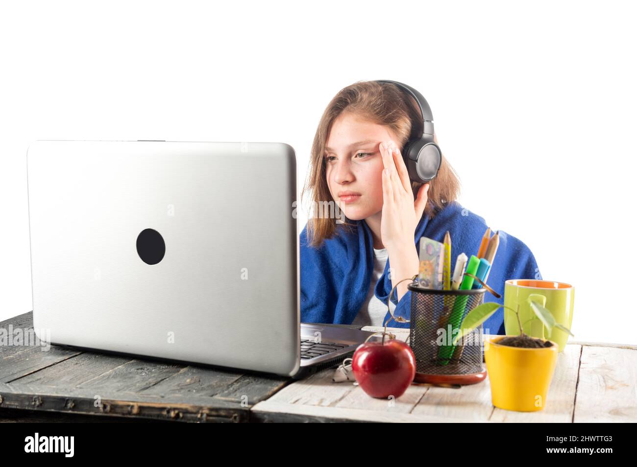 Ragazza con cattiva vista al computer. La ragazza squints al portatile. La ragazza ha scarsa vista. Foto Stock