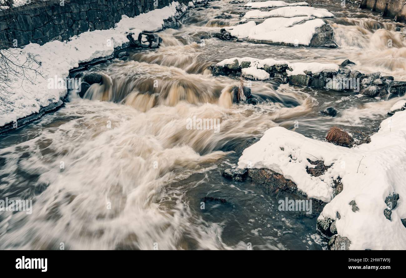 Il fiume a flusso rapido di colore turchese. Vista dall'alto. Bellissimo sfondo con acqua azzurra in fiume veloce. Foto Stock