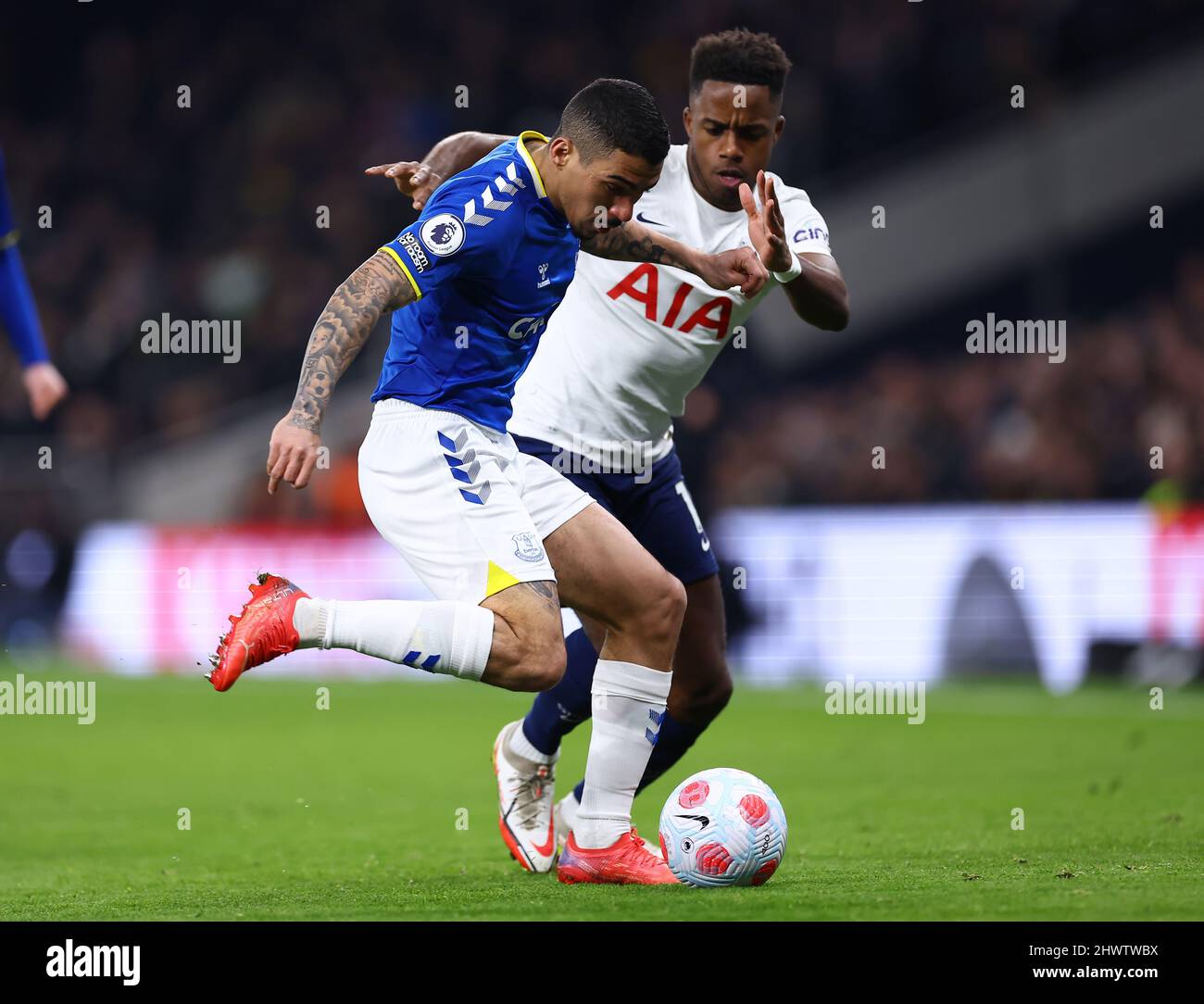 Londra, Inghilterra, 7th marzo 2022. Allan Marques Loureiro di Everton si incomuna con Ryan Sessegnon di Tottenham durante la partita della Premier League al Tottenham Hotspur Stadium di Londra. Il credito d'immagine dovrebbe leggere: Jacques Feeney / Sportimage Foto Stock